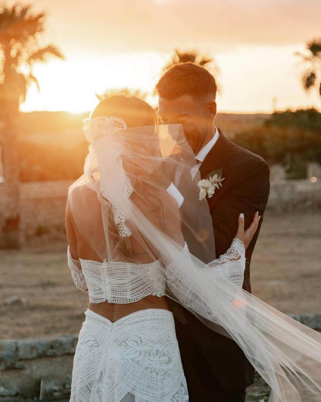 セルジ・エンリクのインスタグラム：「Un dia que recorderem tota la vida. Gràcies @clarapg  ni els millors somnis 🤵‍♂️♥️👰‍♀️」