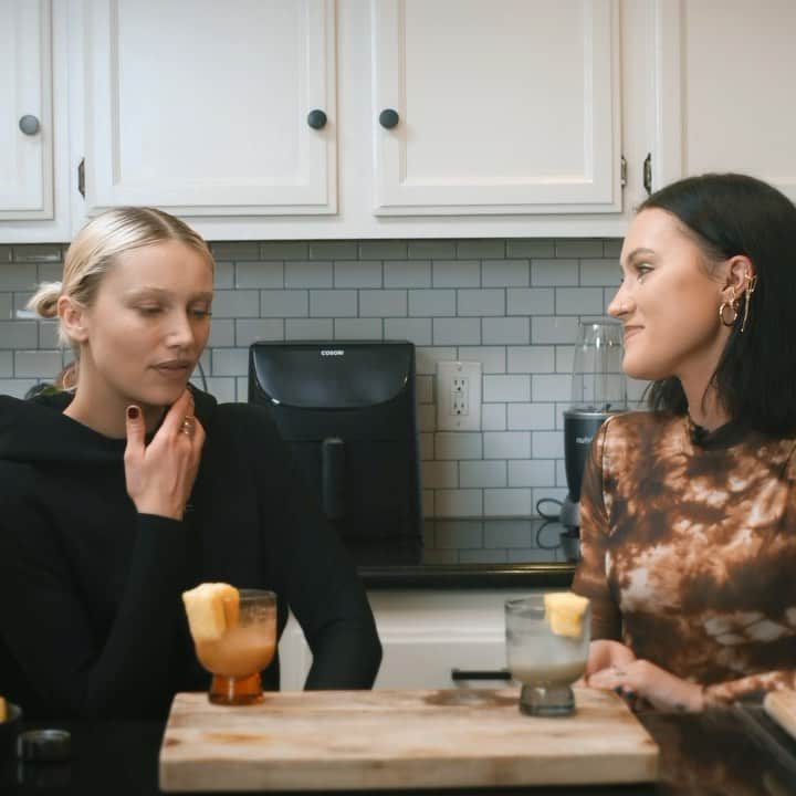 ケイリン・ルッソのインスタグラム：「In honor of my debut album being 4 months old today I thought I would share a little cocktail interview with @onestowatch ! Try it + enjoy + full interview up on YouTube now 🍹」