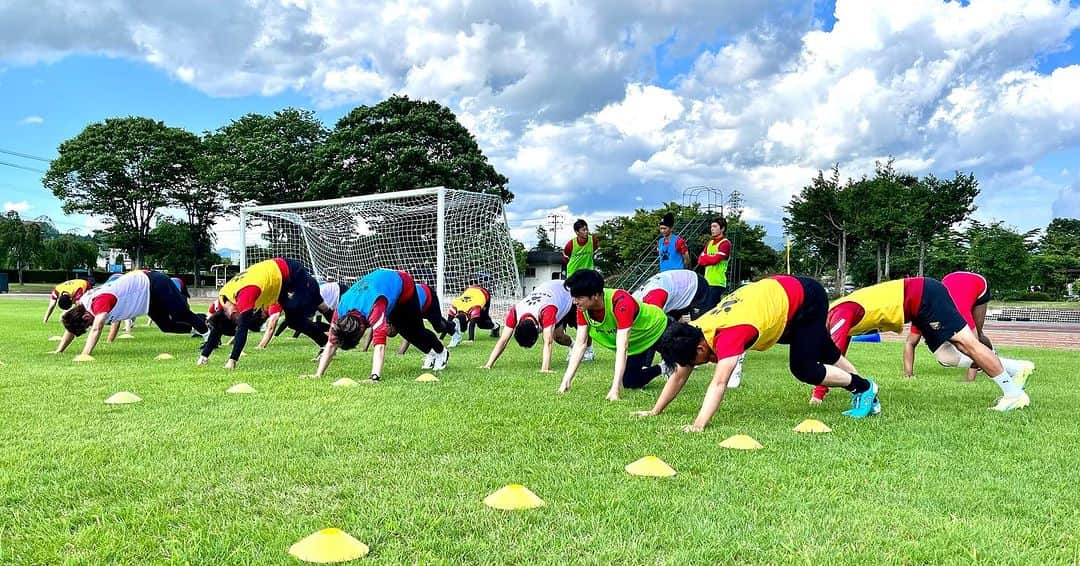いわてグルージャ盛岡のインスタグラム：「一般公開が行われています⚽️  今日も来てくださりありがとうございます🙇‍♀️📣  熱中症にならないようにお気をつけください🙇  #いわてグルージャ盛岡  #GRULLA  #一岩  #開闢」
