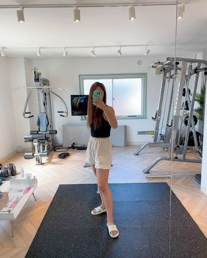 宮川杏奈のインスタグラム：「こんにちは☀️ . 本日もたくさんのご予約をありがとうございます🙏🏻 精いっぱい全力でいきます🔥 . 私の身体も楽しむための準備を コツコツと進めています👍🏻 . ご褒美がいっぱいあるからこそ メリハリを作って頑張れる😘 . 自分で自分にご褒美を 思う存分に与えてあげられるように 自分に納得いく日々を過ごしていきたいですね😇 . 海行きたーい🌊 . #産後 #産後ダイエット  #産後トレーニング  #産後太り  #産後ケア  #パーソナルトレーナー #ケトジェニックご飯  #トレーニング女子 #ケトジェニックダイエット #ボディメイク #フィットネス #ダイエット #トレーニング #ワークアウト #低糖質 #低糖質高タンパク #低糖質ダイエット #コンビニ低糖質 #ローカーボ #ロカボ食品 #ロカボ #低糖質ごはん #糖質オフ #パーソナルトレーナーの生活 #パーソナルトレーニング #パーソナルトレーニングジム」
