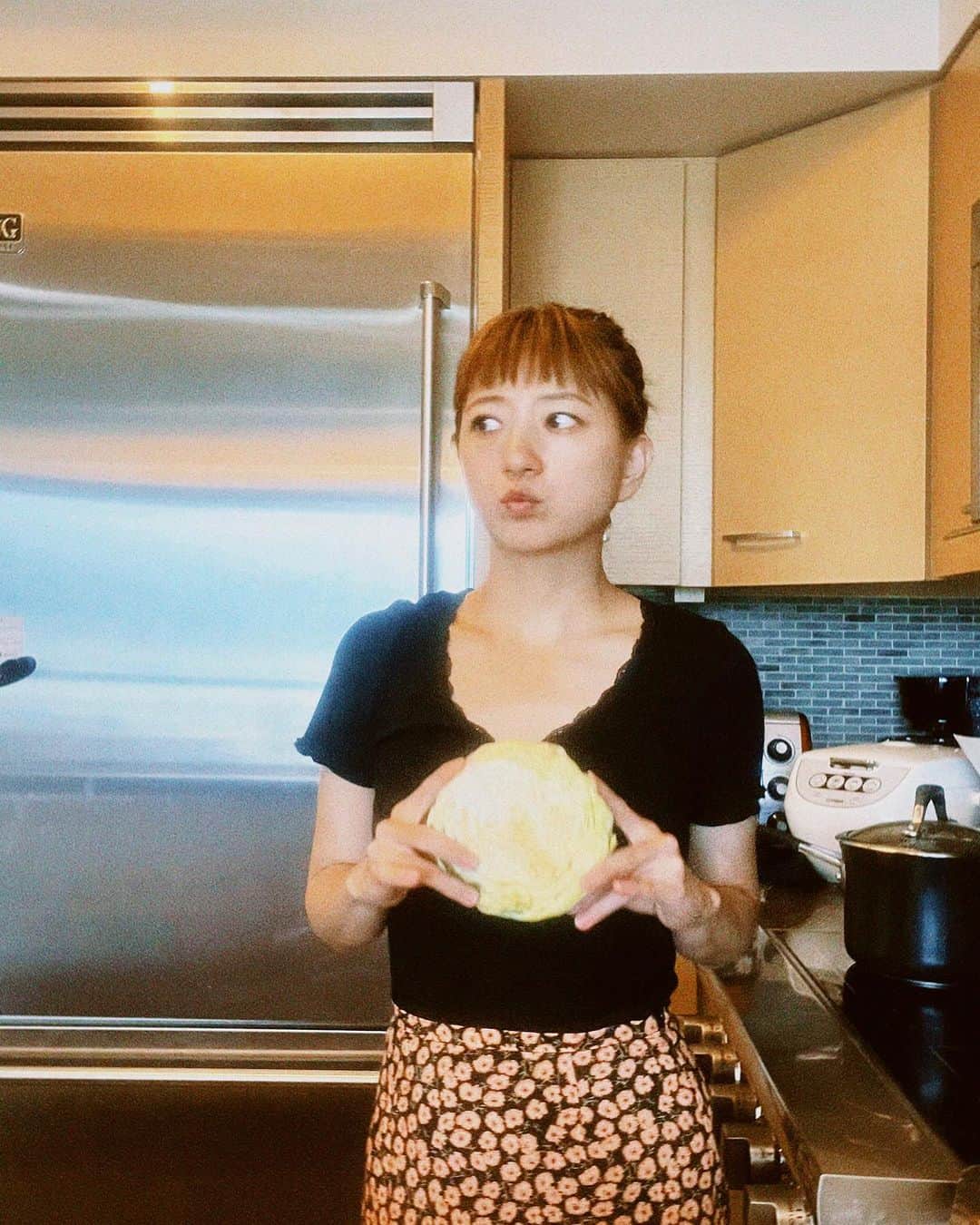 伊藤千晃のインスタグラム：「焼きそば作れぇ〜、  だって。  キャベツ入れるなぁ〜、  だって😑  #子供あるある #ハワイ生活」