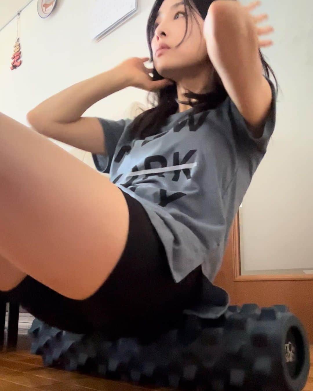 中岡由佳さんのインスタグラム写真 - (中岡由佳Instagram)「❇︎ セルフボディーケアでより効果的なストレッチ&マッサージ🔆ランブルローラの突起が筋肉に入ります。首を左右にゴリゴリしたり、ふくらはぎ、足の裏、胸の上部、肩甲骨、おしり周りに当ててほぐしました✌️ #RumbleRoller #workout #lovehealthylife」7月4日 14時10分 - yuka_nakaoka