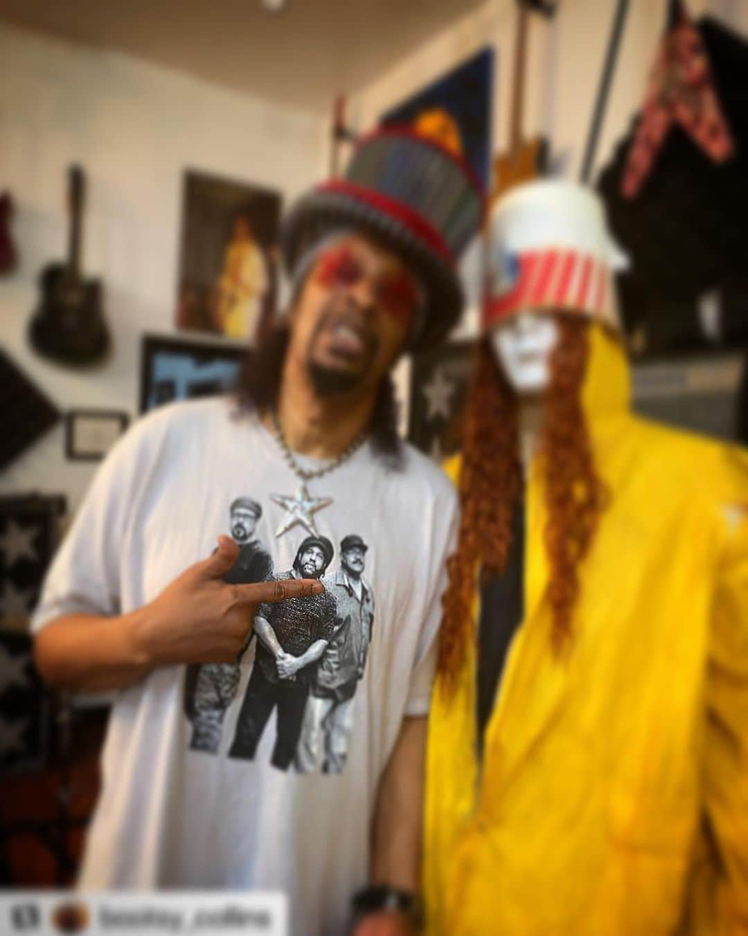 ヴィクター・ウッテンのインスタグラム：「I’m Lovin’ Bootsy’s Shirt.   #Repost @bootsy_collins with @use.repost ・・・ Working as one means working together as a team.  The Power of the One gives us power to overcome these petty obstacles!🤔Time out for going in Circles chasing our tails makes us sick, crazy & dizzy!🤯  Bootsy baby!!!🤩 #funknotfight #buckethead #deelite #musicheals #love #peace」