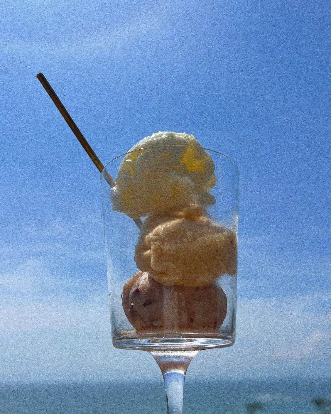 宇藤えみのインスタグラム：「夏の青空にお似合いだこと☀️ 自然な素材で作られた自然ないろ。 可愛ぃ〜🍨 去年打ち合わせ中に試食させてもらってから 更に素材の甘みが濃くでも爽やかになっていて　 うまうまっ🤤 私の推しはパイナップルと桃🍍🍑 美味しいだけでなくパッケージもオシャレだからお中元や手土産にもオススメかなぁと🙋‍♀️ @hknongrid さんは畑ばっかりアップしてるけど 本業はデザイン会社ですよ。笑 いつも美味しい差し入れありがと〜🤤 #暮らし#夏いろ#お中元」