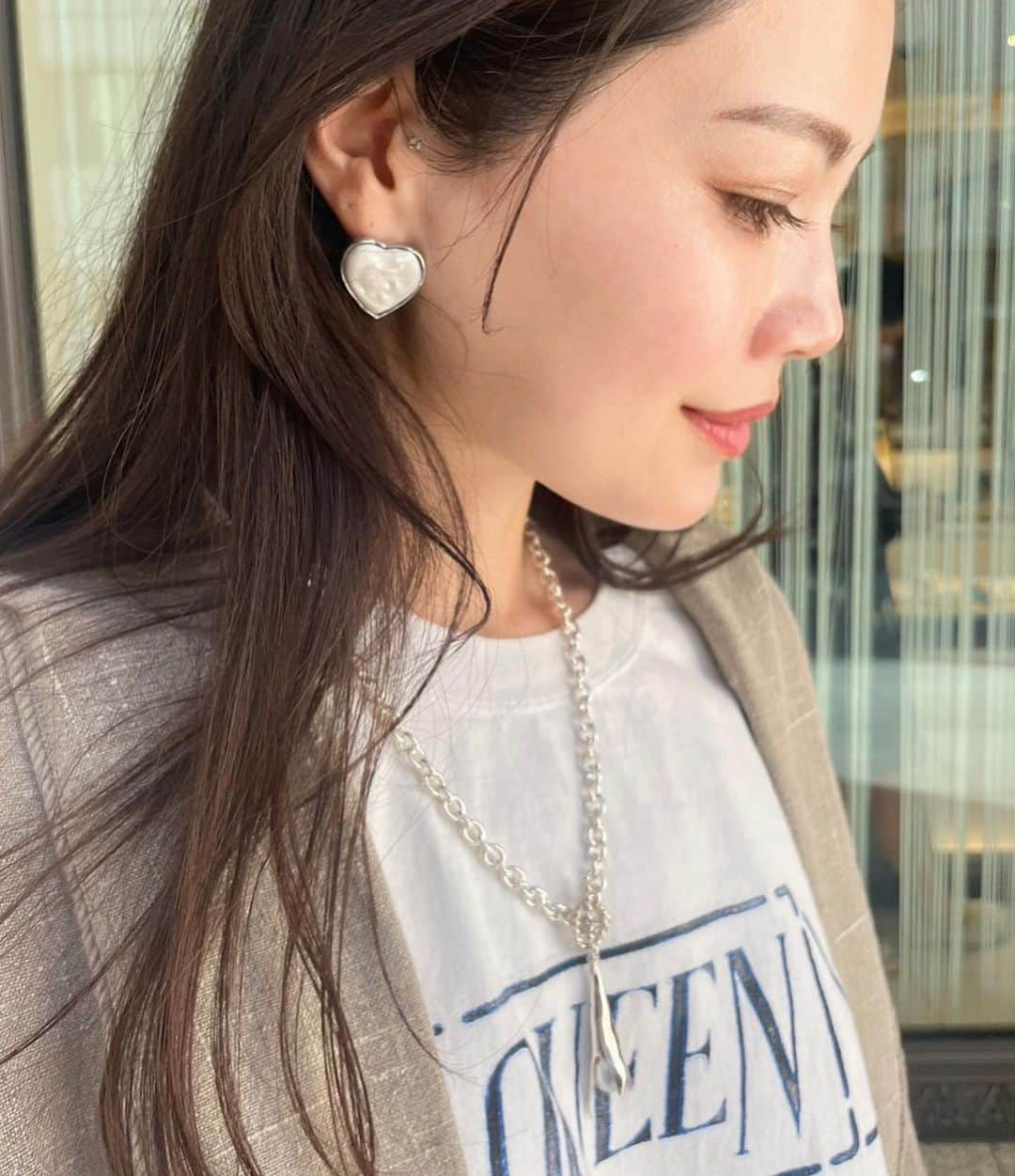 chinatsu614さんのインスタグラム写真 - (chinatsu614Instagram)「Jewelry of the day. ・ ・ ・  @seadsmara  @selestory40  コラボのハートピアスは シルバー×ホワイトにした♡ かわい♡ ˒˒  @kumiko_takenaga  くみこ担当さすが♩  そして @yvette_jewelry  \\YVETTE イヴェットPOPUP storeのご案内//  場所：日本橋三越本店1階 期間：7月12日(水)-7月18日(火) 時間：午前10時-午後7時  15.16日のみお手伝いしているので お近くに来られる際はお立ち寄りください♡  このネックレスは 2年悩んでお迎え笑 本当に素敵なので見に来てね♡  今日 @karin_artmake のところへ リップアートメイク2回目をするかしないかの相談へ。  くすみもカバーできて色味もちょうど良かったので 1回で終了☺︎ 私の理想に仕上げてくれるカリンちゃんは天才♡  いつもありがとう♡ ˒˒」7月4日 14時23分 - chinatsu614