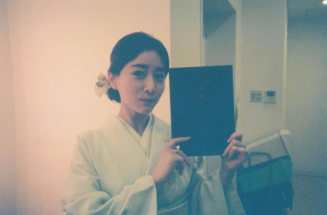 フラーム（事務所）のインスタグラム：「. 「悪女について」 後編は本日よる10時からです！  #田中みな実 #悪女について #マネさんカメラ #flamme #filmcamera」