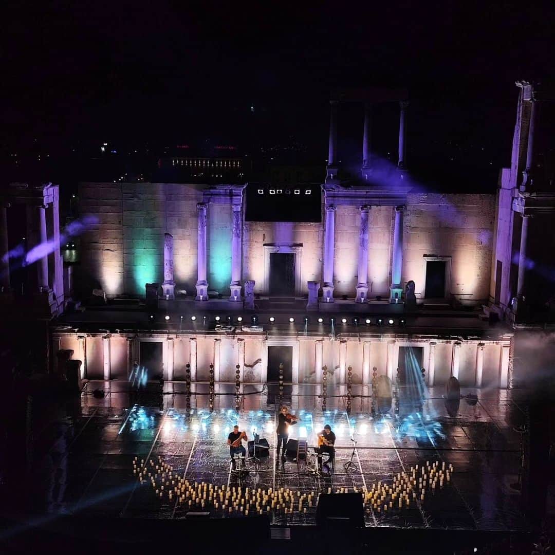 デイヴィッド・ギャレットさんのインスタグラム写真 - (デイヴィッド・ギャレットInstagram)「Just amazing ❤️🔥❤️ @davidgarrettinsta show blew up Plovdiv city. Respect 🔥 Lights designer @bobka80  @stagemastersofficialpage  Tech - @dynacordeventplovdiv  Performaned by @stage.design.bg ⚡ ....... #lightsdesign #STAGEDESIGNBG #stagelighting #liveconcert #lights」7月4日 14時35分 - davidgarrettinsta