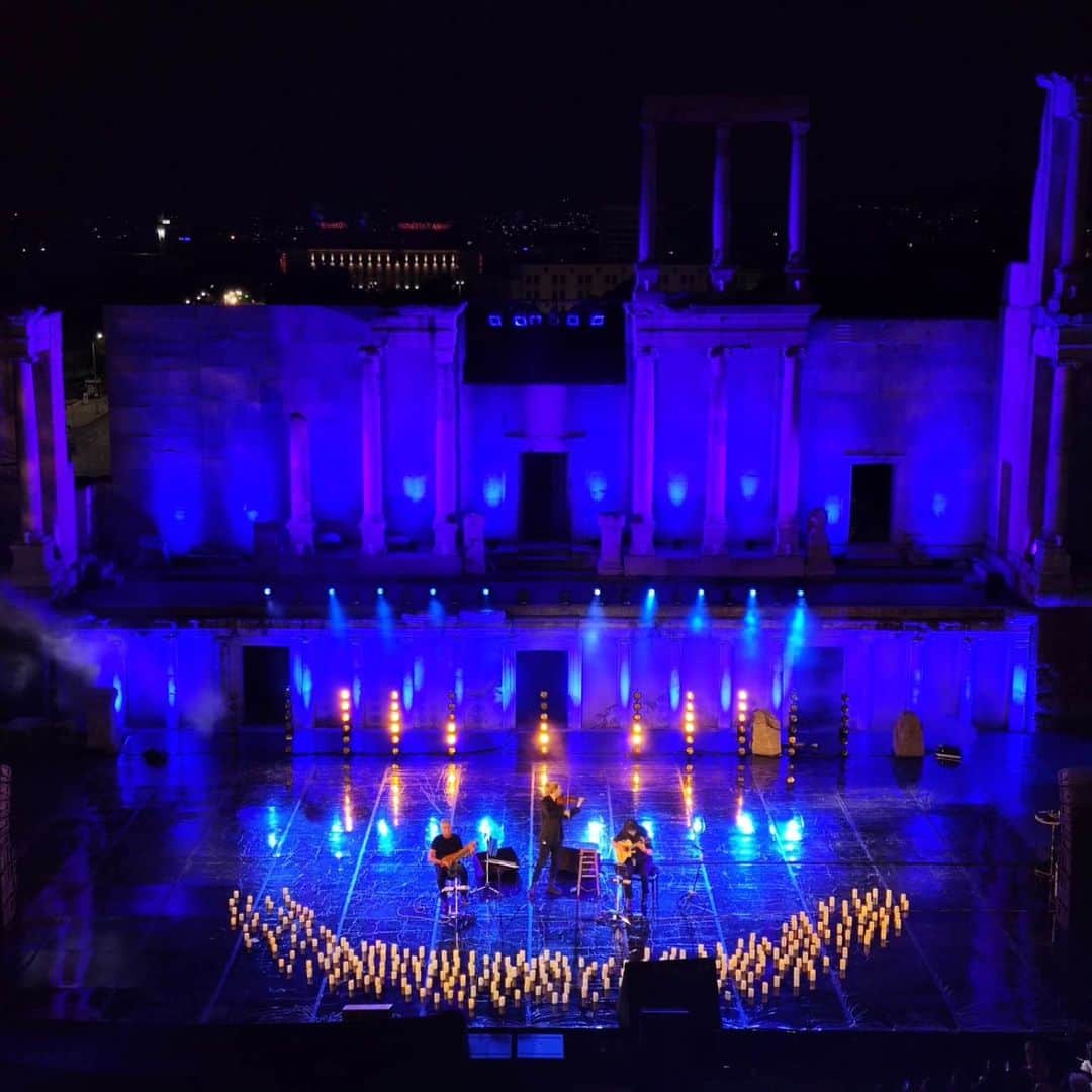 デイヴィッド・ギャレットさんのインスタグラム写真 - (デイヴィッド・ギャレットInstagram)「Just amazing ❤️🔥❤️ @davidgarrettinsta show blew up Plovdiv city. Respect 🔥 Lights designer @bobka80  @stagemastersofficialpage  Tech - @dynacordeventplovdiv  Performaned by @stage.design.bg ⚡ ....... #lightsdesign #STAGEDESIGNBG #stagelighting #liveconcert #lights」7月4日 14時35分 - davidgarrettinsta