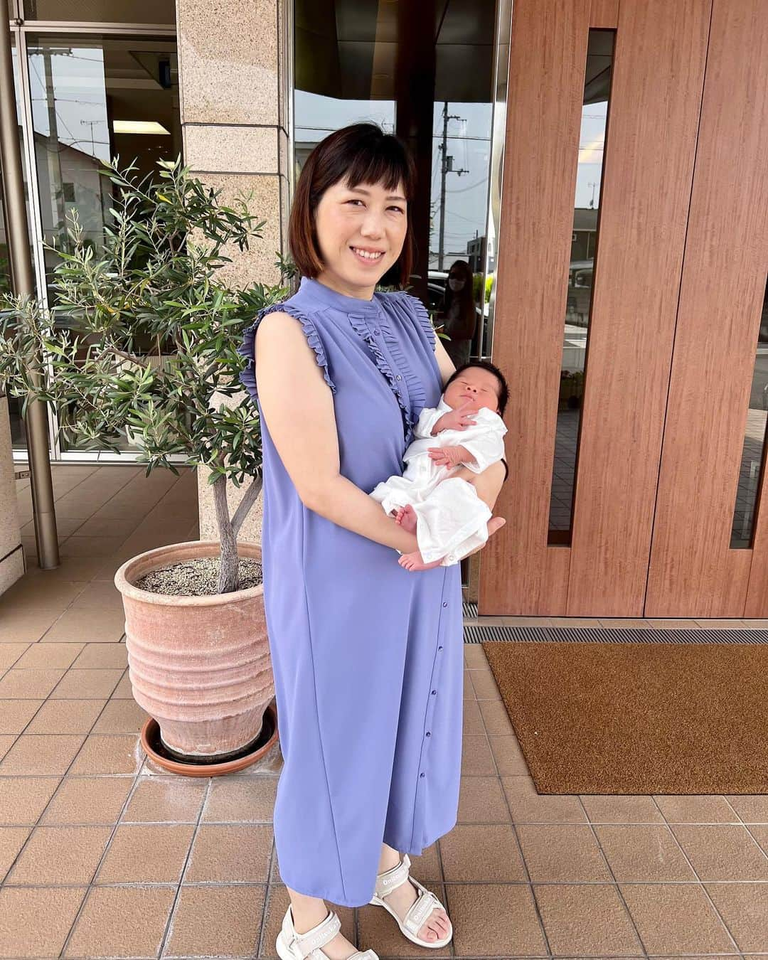 綾田紘子のインスタグラム：「. 【ご報告】 . 先日無事に元気でビッグな男の子を出産致しました👶✨ . 妊娠期から出産、そして退院までたくさんの方に支えていただきました🙇‍♀️ 出産というものは本当に奇跡で、命懸けなんだなーと実感しました💦 . 出てきてくれるまでに2日弱かかって、もう痛いし辛いし意識も朦朧とする中で、正直妊娠したこと自体を後悔しそうになりました😭でも、産まれた時の赤ちゃんの泣き声と、立ち会いをしてくれた夫の「ありがとう」という言葉で最後まで頑張ってよかったと思いました🥺 . これからはプロゴルファーと母親の二足の草鞋になりますが、しっかり頑張っていきたいと思います！🥺💕 . 今後ともよろしくお願い致します🫶 . #男の子ママ  #ママゴルファー #まさか自分にこんな日が来るとは」