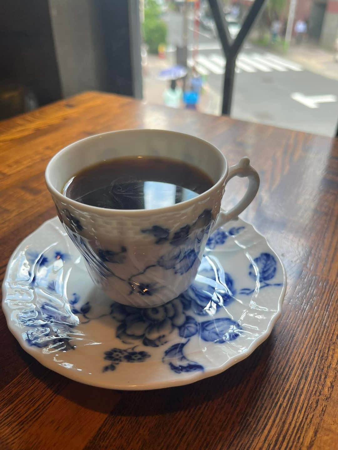 大禅師文子のインスタグラム：「ジョン・レノンとオノ・ヨーコが愛した喫茶店を教えてもらいました。 イマジン・ブレンドとシナモンたっぷりのバタートーストに、音楽の話を少々。 歌舞伎座近くには、オムライスに並ぶ洋食屋や甘味処、花山うどん、イマカツ、穴子、団子、あらゆる食事処が揃っていて、全部入ってみたくなる。 因みに、ランチに選んだのは魚の炭火焼き「越後屋八十吉」鯖の文化干し定食。  いつも後から思う。こういうときは自分の目の前にあるものだけでなく、店の内観や情景が伝わるものも撮らなきゃと。目の前のことしか見ていない性格そのままか。笑」