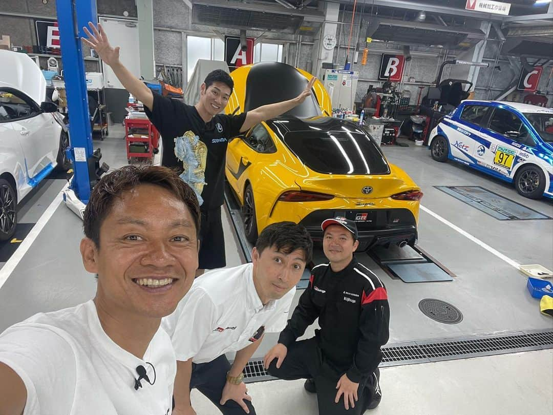 脇阪寿一さんのインスタグラム写真 - (脇阪寿一Instagram)「HGスープラにGRのリアスポイラーを取り付けにGR Garage MASTER ONE 東名川崎に行ったら、GRマネージャー上野真之さんと、職人GRコンサルタント Mr.氏次正義さんに出会った✌️  HGさん最高の笑顔😊 HGスープラがどんどんカッコよくなって行く👍👍👍  この模様は近日中にHGさんのYouTubeと Ch 11で✋️  GR Garage MASTER ONE 東名川崎の皆様、 上野さん氏次さんありがとうございました🙇😊 またお邪魔します✋️  #GRスープラ #hgスープラ  #grsupra #supra #GRパーツ #grgaragemasterone東名川崎  #レイザーラモンhg」7月4日 14時37分 - juichiwakisaka