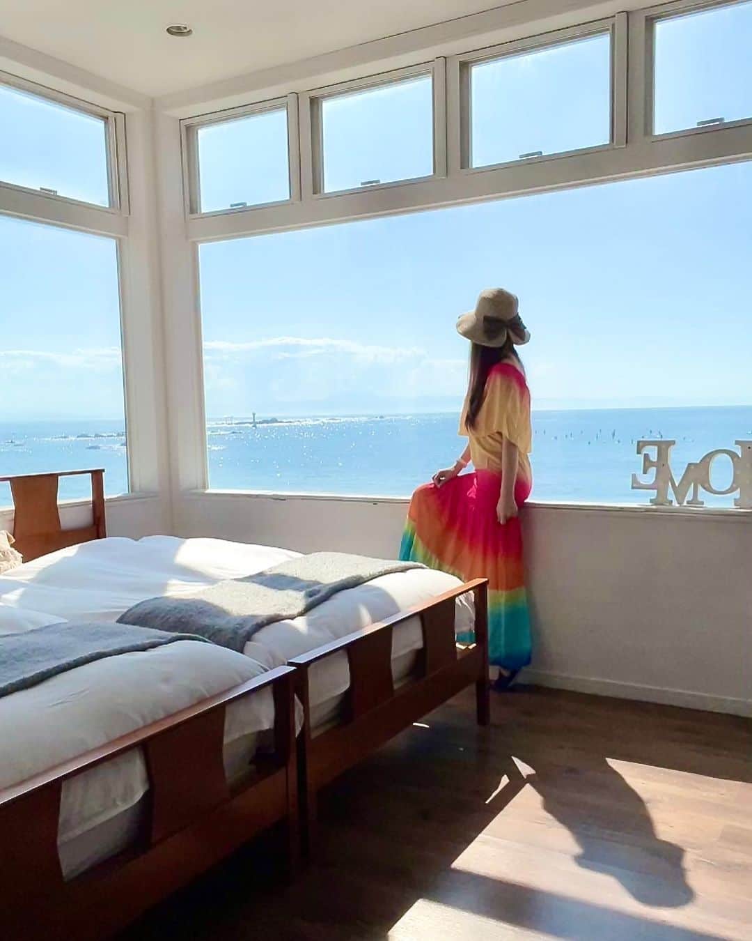 明星優花さんのインスタグラム写真 - (明星優花Instagram)「2階の大きな窓から見える海は最高に綺麗で映え映え😍  近くの『森戸神社』⛩️は、この辺でも有名なパワースポット‼️ 天気が良くて、海がとっても綺麗でした😍  葉山レポ📝まだ続くよん💓  #インスタ女子 #インスタグルメ #インスタグラマー #インスタ映え #インスタ映えスポット  #インフルエンサー #インフルエンサー募集  #インフルエンサーになりたい  #インフルエンサーマーケティング  #TikTok #女社長 #女性起業家 #自然好き  #自然好きな人と繋がりたい  #自然写真  #景色 #景色好きな人と繋がりたい  #景色最高  #夏 #夏休み #夏の思い出  #海 #海が好き  #海が好きな人と繋がりたい  #海遊び」7月4日 18時00分 - yuka1219yuka