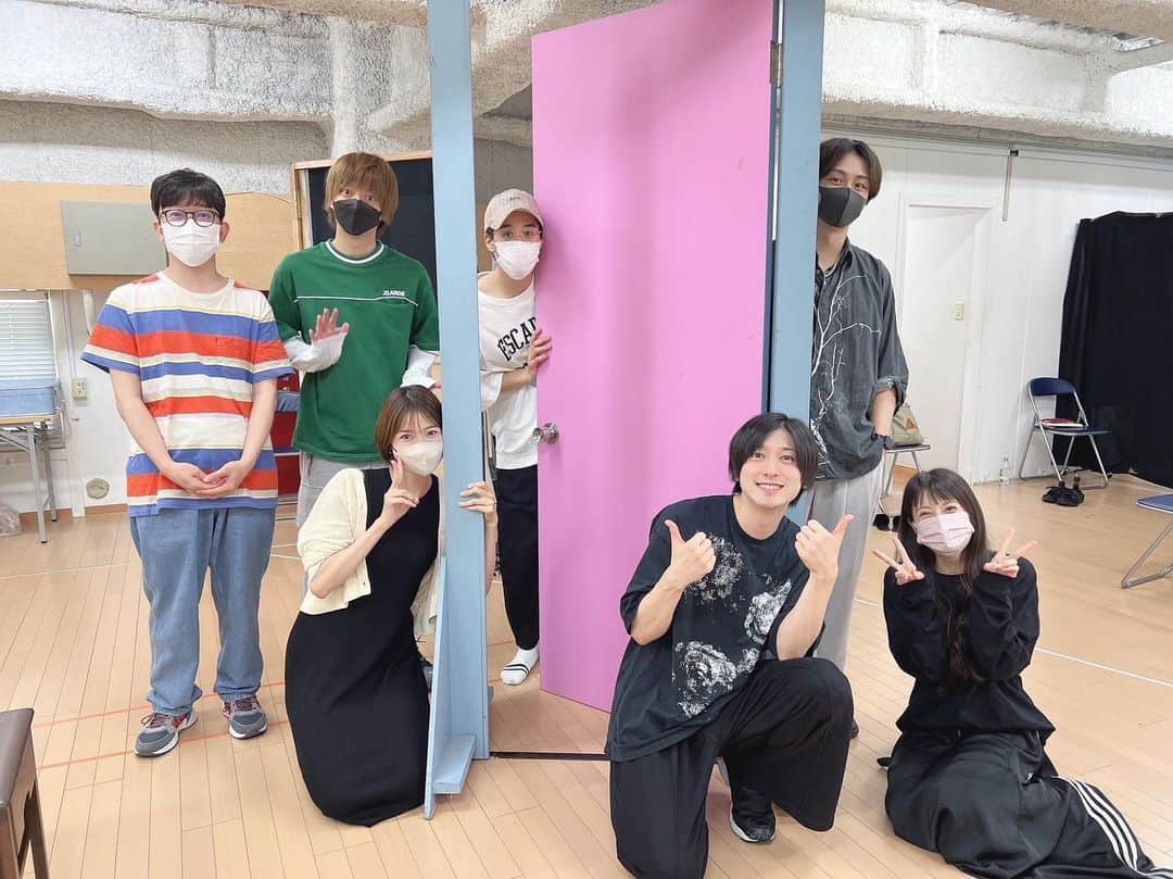 小澤亮太のインスタグラム：「稽古  楽しい日々です♪  どこでもドアみたい  #ランフォーユアワイフ #舞台」