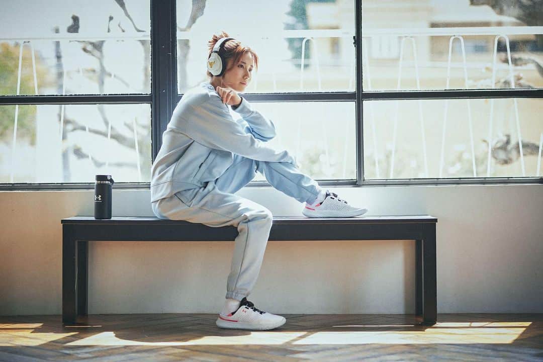 魚地菜緒のインスタグラム：「🩵🎧👟 @underarmourjp  . . . .  #bboy #bgirl #breakdance #2000 #acrobatic  #kose #kose8rocks  #underarmour #powermoves #breaking #powermoves  #アンダーアーマー  #ブレイクダンス」