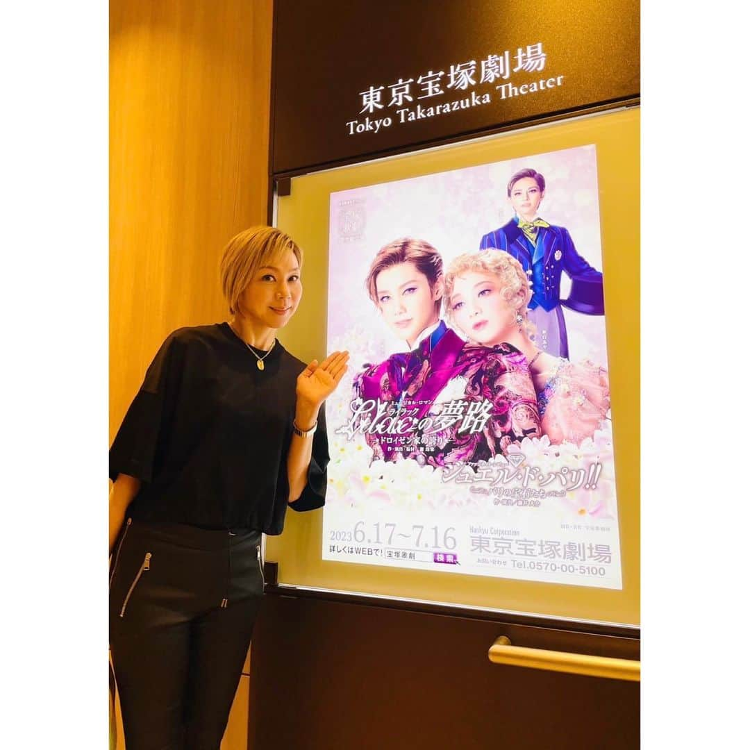 湖月わたるのインスタグラム：「・ 先日、雪組公演 『Lilacの夢路』 『ジュエル・ド・パリ!!』 を観させていただきました。  さきちゃん( #彩風咲奈 さん)演じるハインドリヒの情熱にグイグイと吸い寄せられ、 それぞれの登場人物の葛藤に共感し、 最後は一緒に夢を追い求めていました‼️  レビューでは名曲の数々が素敵にアレンジされ、 懐かしさの中に今を感じ、 ひとりひとりの個性が光り、 楽しそうに歌い踊る姿に感動し、 雪組の魅力を堪能させてもらいました✨  そして、我が75期生の歌姫♪ けいこちゃん( #美穂圭子 さん) 心に響く素晴らしい歌声で両作品に出演。 フィナーレナンバー『愛の宝石』の影ソロも素敵でした💓  東京公演も後半戦… みんなが元気に、千秋楽まで完走できますように⤴️ ・ #宝塚歌劇団 #東京宝塚劇場 #雪組 #謝珠栄 先生 #藤井大介 先生 #愛を感じる作品 #感動をありがとうございました❣️ #湖月わたる #watarukozuki」