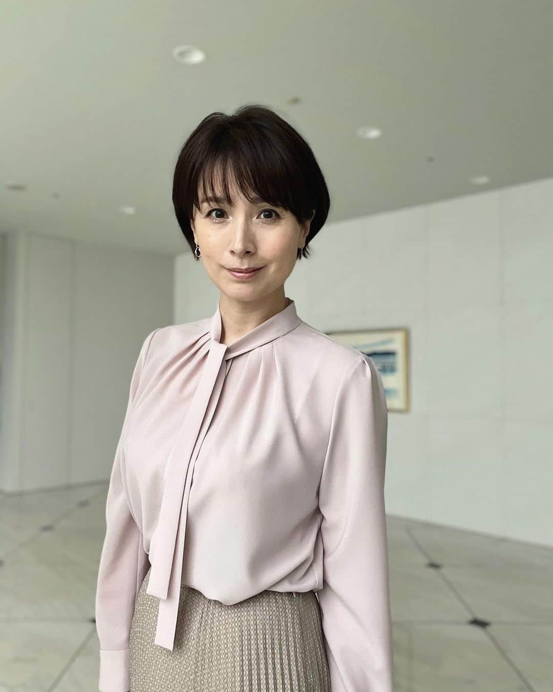 野村真季のインスタグラム：「ANNニュース 着用衣装  1〜3枚目 7/1 朝ニュース/昼ニュース  4〜6枚目 6/28 午後ニュース  7〜9枚目 6/27 午後ニュース  #テレビ朝日 #アナウンサー #アナウンサー衣装 #ootd #40代コーデ #40代ファッション #50代ファッション #大人コーデ #大人ファッション  #野村真季」