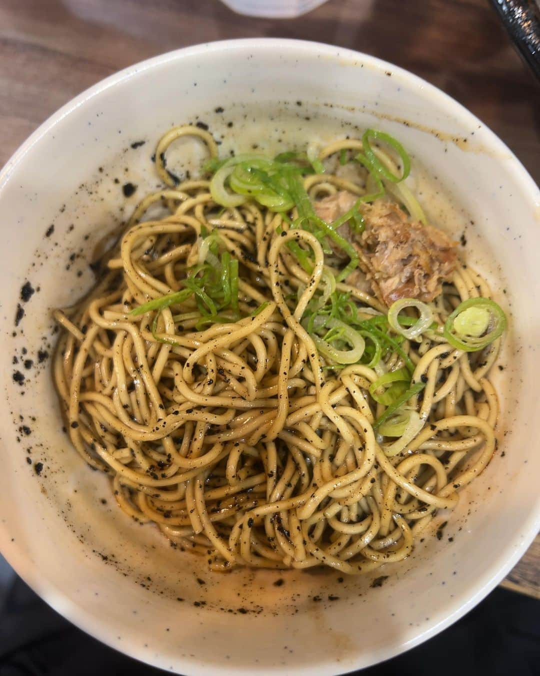 小林唯さんのインスタグラム写真 - (小林唯Instagram)「新所沢『#特製ラーメンはせがわ 』 こってりラーメン850円＋和え玉黒200円  なんの予備知識もなしに入ったのですが，こってりラーメンのこってり具合に驚きました！ いわゆる博多豚骨をイメージしてたら吹っ飛ぶと思います。どちらかというと久留米ラーメンに近いのか…？しかし、なんにせよ本当に濃厚です。 昔よく食べた無鉄砲を思い出しましたが、こちらの方が洗練されている気がします。（無鉄砲はその粗野さがまた魅力であると思っています） カウンターの卓上には「辛子高菜」「紅生姜」「すりおろしニンニク」「ゴマ」「ニンニクチップラー油」「酢」が並んでおり、後ろのテーブルにはタバスコやごま塩まで。うーん、なんでもできる気になってきます。 とりあえず何も入れずにスープを啜ると、エレキギターで言えばGibsonのレスポールのような幅の広い力強い味が口に広がります。 これはとても美味い、しかし決して下品ではない、そんな豚骨スープです。 そして麺は低加水のパキッとした麺。スープがこれでもかと絡んできているのに、それに負けない麺としての味がある。 ギターの音色と同じで、エフェクターを踏んでもなおそれに負けない芯があるものがラーメンとして魅力的だと思っているので、本当にいいバランス。 食べ進めていくと具材のバランスの良さも理解できてくる。コリコリとしたメンマ、シャキシャキと瑞々しいネギ、しっとりとしたチャーシュー、なんかいい感じの海苔。 どれが口に入ってきても「はせがわのラーメン」になるのです。  一息ついて、和え玉を頼みました。 今回は黒、マー油味の和え玉。 正直、私はマー油ってそこまで好きではないのです。焦げたような舌に残るあの味の感じがが得意ではないで（ならなぜ頼んだ？と言われると、なんとなくとしか答えられないのですが） しかし、ここの和え玉の味はとても良かった。マー油が邪魔をしない、しかしキチンと主張してきます。 苦味ではなく、香ばしさが届くのです。 ドロドロのスープにこの和え玉を沈めて夢中で完食。 食べ終わった後に無料のライスに気付きましたが時既に腹パンパン侍だったので、これにて御免。  ラーメン一杯ごとに一枚もらえるサービス券を10枚貯めると会員になることができ、会員になると特殊なラーメンを食べられるということでこれから10杯、とりあえず食べようと思いました。  #ラーメン #はせがわ #新所沢 #豚骨ラーメン」7月4日 15時10分 - yui3651