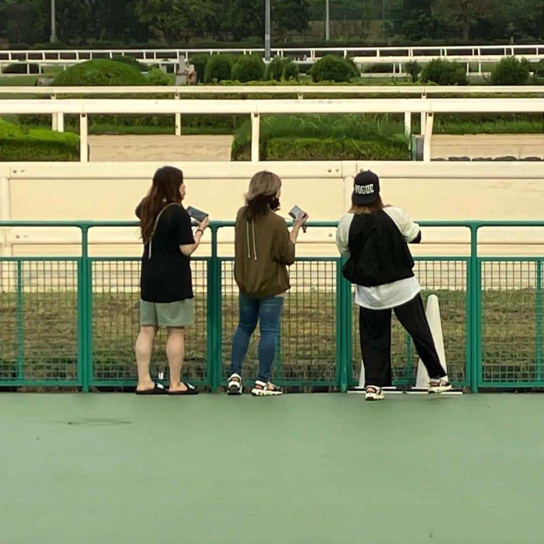 宮城もちのインスタグラム：「試合を終えてお姉さん達と初競馬を満喫する私。 着替えもせずに笑笑 馬の走る音気持ち良すぎた🐴🐴🐴　 セラという馬がいたので一口掛けてさらに追い課金もしたのにダメだったぁぁぁ🤮  #園田競馬場  #リベンジ しに来る。 #そのたん に #悪態 ついてしまったのは ココだけの話。 #ビギナーズラック  #発動 せず」