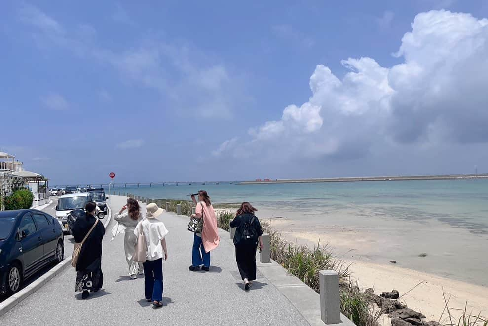 高畠麻奈さんのインスタグラム写真 - (高畠麻奈Instagram)「🏝️🏝️🏝️ 美味しい誘惑だらけでお腹と相談しっぱなし、 陽射しと戦ったウミカジテラス。 この状態を見れるのも今だけ！と、 皆ポジティブだった復興中の首里城。 私はなぜか真顔です🏯  photo by あゆちゃん  #沖縄#初めての沖縄#okinawa #ウミカジテラス#首里城」7月4日 6時19分 - mana_724