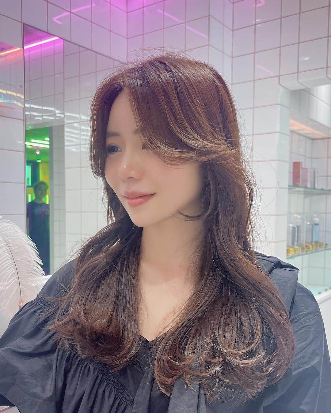 橋本実花さんのインスタグラム写真 - (橋本実花Instagram)「今日からまた東京です🗼 とある写真の撮影も入っているので 髪の毛を綺麗にしました♡  朝から準備☀️ 眠い🫠  息子は毎日23:00〜24:00あたりまで寝ません🥲  ふと疑問やねんけど 世の中のママ達って何時に寝て何時に起きてる？？」7月4日 6時22分 - mika__youtube
