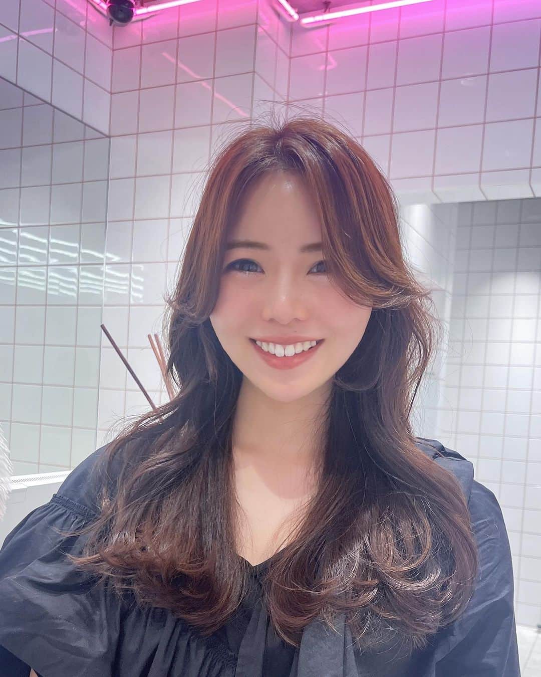 橋本実花のインスタグラム：「今日からまた東京です🗼 とある写真の撮影も入っているので 髪の毛を綺麗にしました♡  朝から準備☀️ 眠い🫠  息子は毎日23:00〜24:00あたりまで寝ません🥲  ふと疑問やねんけど 世の中のママ達って何時に寝て何時に起きてる？？」