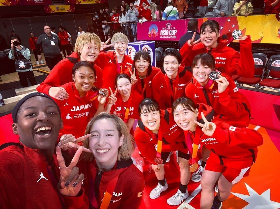 本橋菜子のインスタグラム：「FIBA 女子アジアカップ2023 2位🥈 　 連日たくさんのご声援ありがとうございました。 　 悔しいけど、 大会を通して成長できた部分 でた課題に真摯に向き合って、 必ず次に繋げよう‼︎ 　 ひとまず みんな本当にお疲れ様でした😊 #akatsukijapan」