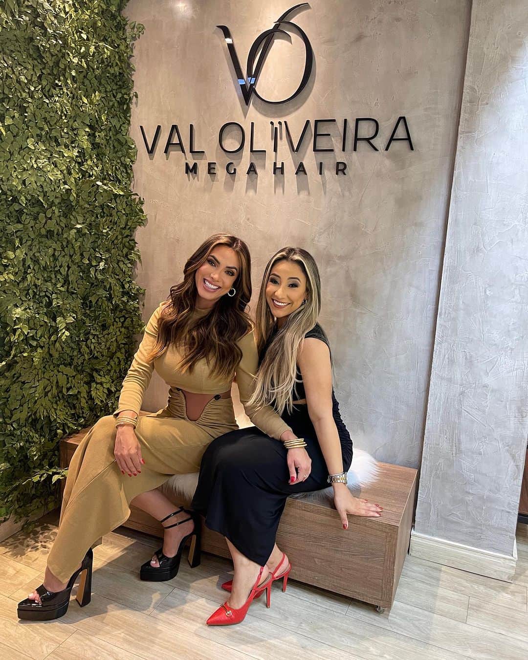 Nicole Bahlsのインスタグラム：「Hoje foi dia de prestigiar o evento da minha amiga @valoliveiramegahair @professionalfairbh  Make @diogosalles  Hair @itamarfogassa」