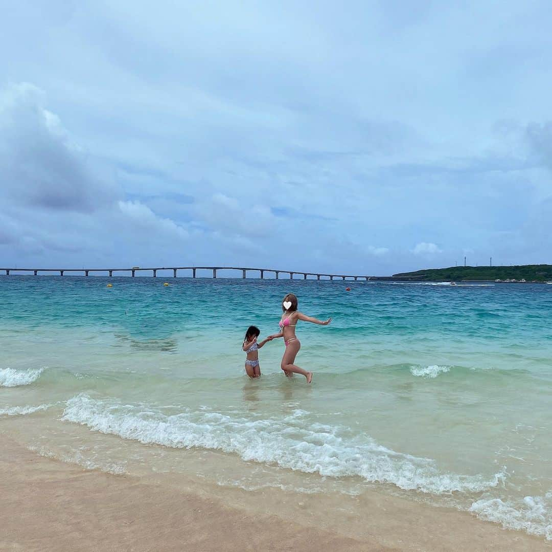 ちゃんみのインスタグラム：「海って最高ダネ☀️ #宮古島 #シギラビーチ  #summer #膝負傷」