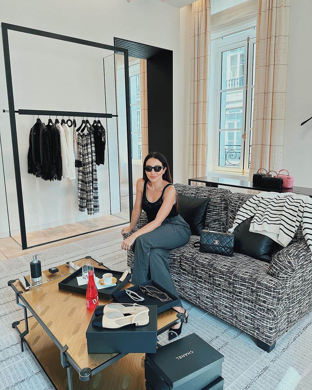 Lalá Noletoのインスタグラム：「Merci, Chanel ✨ Fitting para o desfile de Alta Costura amanhã! Look escolhido e ansiedade pura para descobrir o que o ateliê está preparando para esta temporada @chanelofficial #chanelhautecouture ⚡️」