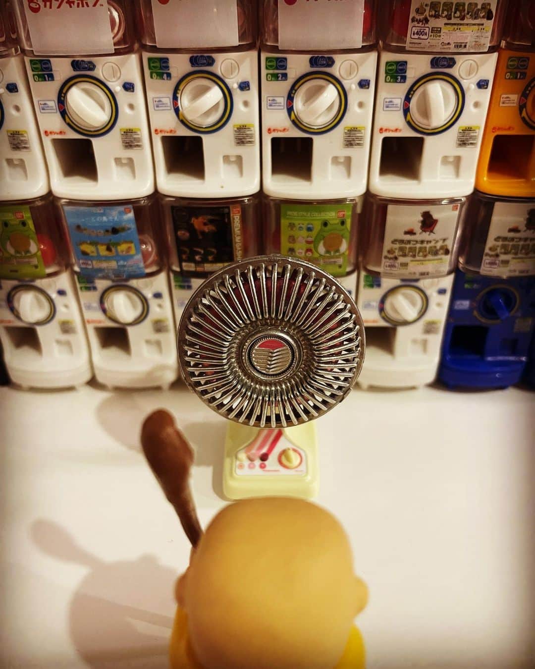 柴田薫のインスタグラム：「昭和家電  THE昭和キターーーー。 TOSHIBAの扇風機  これは昭和何年ごろの扇風機なんだろ？ 昭和感が漂いすぎてて最高じゃないか♡  暑くなってきた今日この頃。 こやつの前で『あ゛あ゛あ゛〜』しよ。  #ガチャガチャ #ガシャポン #ガチャポン #ミニチュア #カプセルトイ #ガチャ沼 #昭和家電」