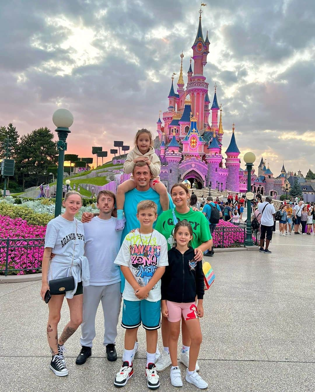 ダニエル・オズボーンさんのインスタグラム写真 - (ダニエル・オズボーンInstagram)「What a place ✨🧞‍♂️ What a weekend! Such a lovely time in Disneyland ✨ lots of memories made… and lots of walking done 😄❤️」7月4日 6時47分 - danosborneofficial