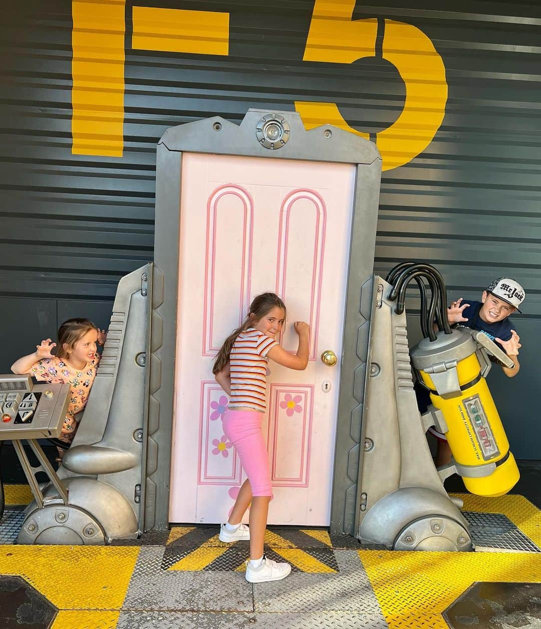 ダニエル・オズボーンさんのインスタグラム写真 - (ダニエル・オズボーンInstagram)「What a place ✨🧞‍♂️ What a weekend! Such a lovely time in Disneyland ✨ lots of memories made… and lots of walking done 😄❤️」7月4日 6時47分 - danosborneofficial