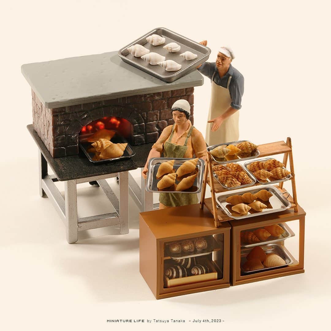 田中達也さんのインスタグラム写真 - (田中達也Instagram)「⠀ “Shell Bakery” ⠀ 巻きで準備中です ...