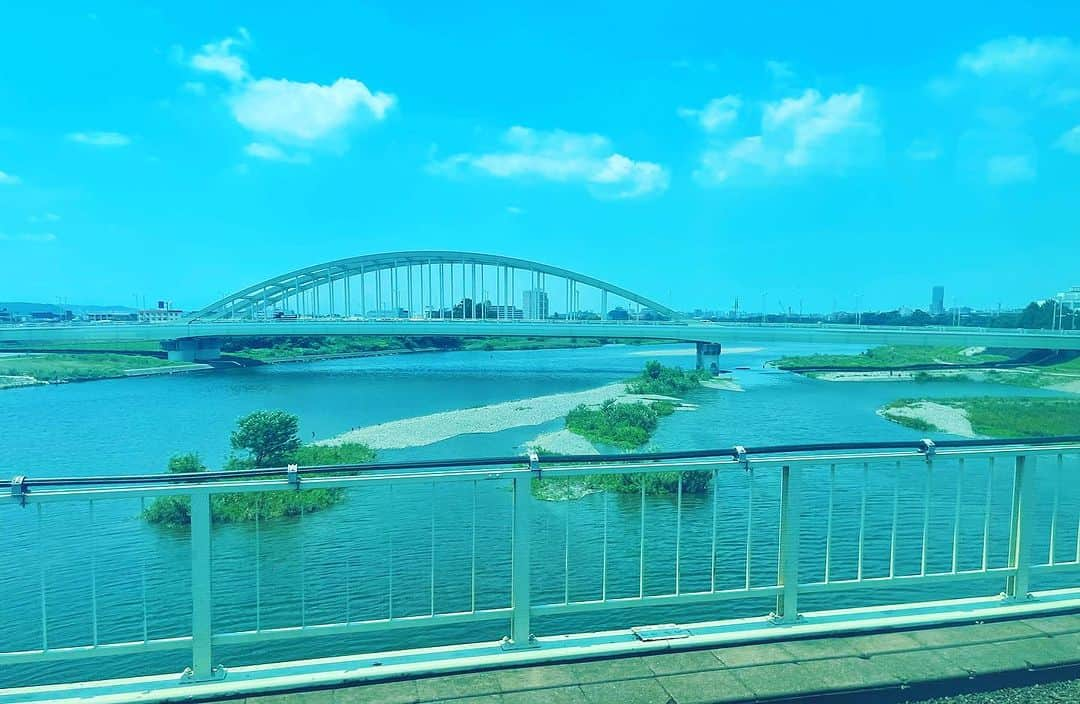 井上侑のインスタグラム：「おはようございます🚃🌿  今日も暑くなりそうですね。  楽しい一日でありますように😊  いってらっしゃい  いってきます  #river #bridge #green #skyblue」