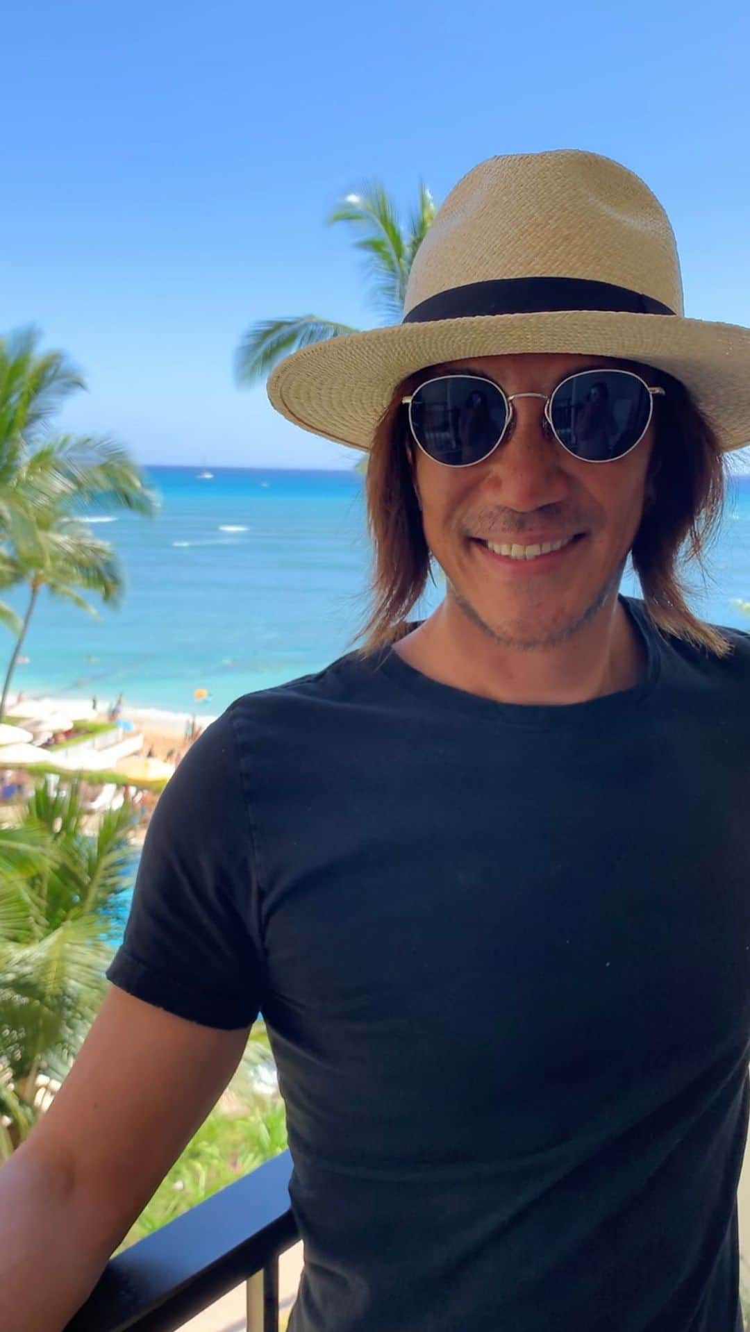 のインスタグラム：「ハワイ🌺ハレクラニホテルで開催する還暦party 来月になりました❣️  💰円高や旅行代金の値上げ コロナワクチンの問題 🏖多数ある 夏のイベント 普通 なかなか来れないよね  そんな中 参加してくれる人達がいる 本当に 心から感謝でいっぱいです🙇  ハワイは 太平洋に位置し恵まれた🌴熱帯気候を持っています そのため 温暖な気候と爽やかな風が特徴的です 日本の☂️梅雨とは全く違いますね ! ハワイの風は 海から吹く潮風や山から吹く風など さまざまな要素が組み合わさっています  そんな🌈ハワイの風に当たると 心地よい風の さわやかな感触が全身を包み込み 暖かさと涼しさが同時に感じられ  心地よいリフレッシュ効果がありますね  また ハワイの風は澄んでいて清浄な空気を 運んでくれるため 深呼吸をする事によって 新鮮な気持ちにもなりますね  🍃ハワイの風に当たることで 日常の煩わしさやストレスを 忘れられ  心のバランスが取り戻されるような気持ちにもなります 風は ネガティブなエネルギーや感情を遠ざけ ⤴️ポジティブな気持ちを引き寄せる役割も果たしているのかもしれません まさにBreeze ですね”😃  自然の恵みとして人々に癒しを与えるだけでなく  心身のリフレッシュやストレス解消にも役立っています ぜひ🍀風に当たって その気持ちよさと マイナスが流れていく そんな体感を味わってみてください🤗  まだチケットは多少あります この夏☀️ハワイのpartyに参加してくれたら嬉しい  https://breeze-hawaii.studio.site/」