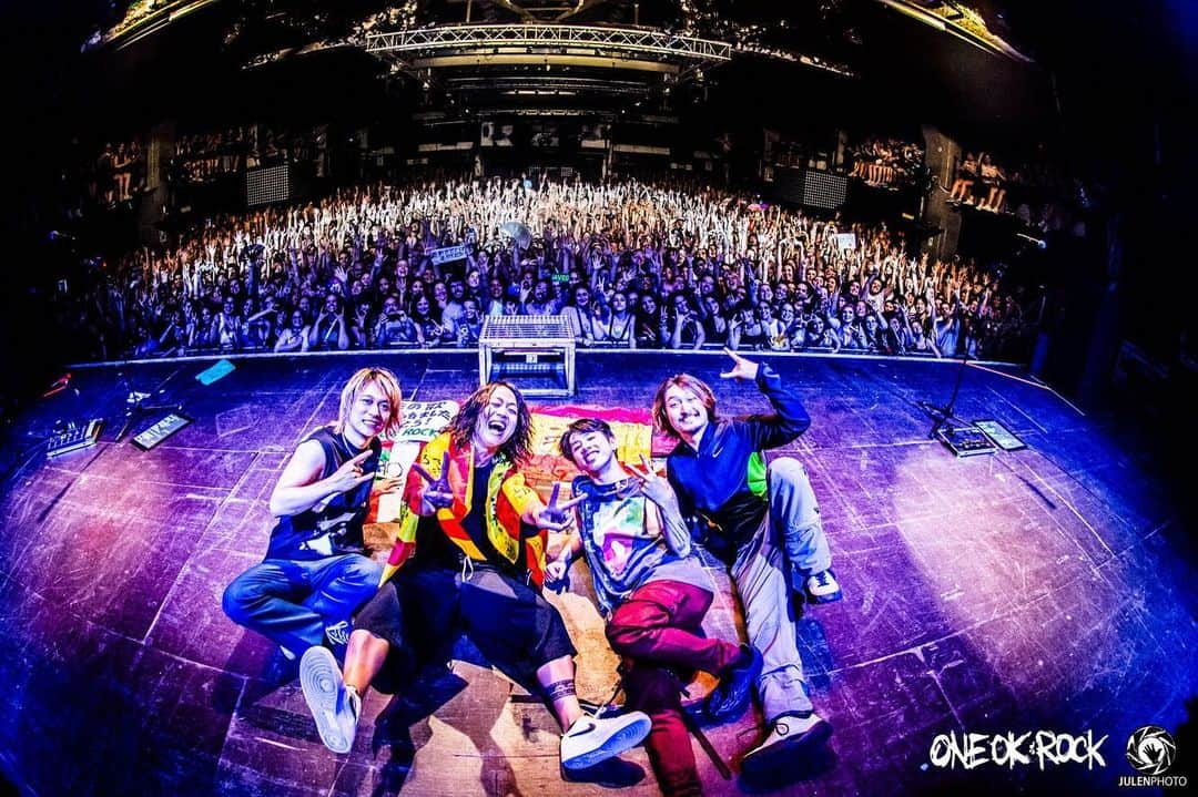 Toru のインスタグラム：「We’re finally here!!🇪🇸🇪🇸 Thank you for waiting for us💚 Tonight was an amazing!!!! Can’t wait to comeback again. See you all Barcelona!! 📸 @julenphoto #oneokrock  #luxurydisease」