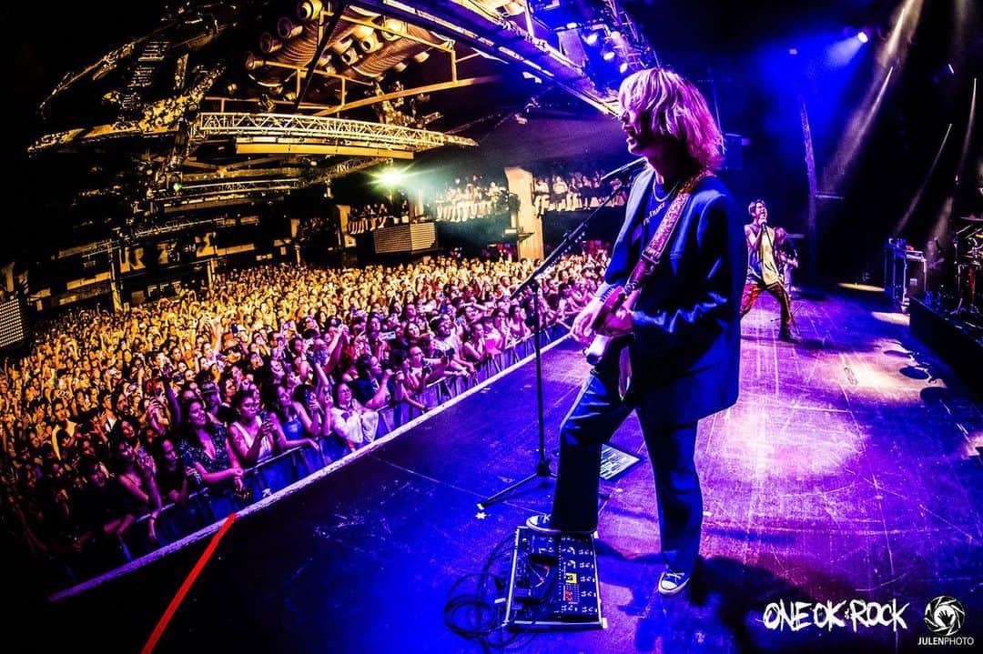 Toru さんのインスタグラム写真 - (Toru Instagram)「We’re finally here!!🇪🇸🇪🇸 Thank you for waiting for us💚 Tonight was an amazing!!!! Can’t wait to comeback again. See you all Barcelona!! 📸 @julenphoto #oneokrock  #luxurydisease」7月4日 7時10分 - toru_10969