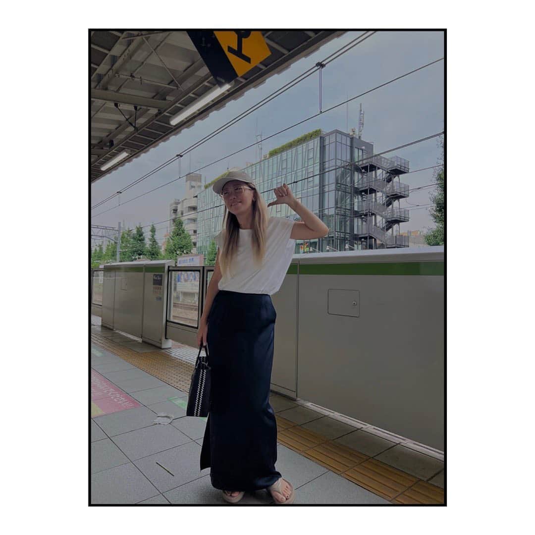 藤田敦子さんのインスタグラム写真 - (藤田敦子Instagram)「ㅤ 足元のゴミに一切気づかなかった…。 視界狭いや、もうちょいちゃんと色々みないとな。 海ではゴミ拾うくせに、都会では気づかないって 情けない次第です🙏 調子乗って「そんなオレ」やし。 そこのお前ゴミ気付け案件🤪  相変わらず毎日のように手に取る @threedots_official のトップス。  夏はほんと暑すぎるからシンプルでいい。 秋冬はコート着るから中は何でもいいか…。 なんて思うと、一年通してほぼ シンプルで何でもない感じがええやん！ となった最近。  #blendaoutfit」7月4日 7時10分 - blenda0305