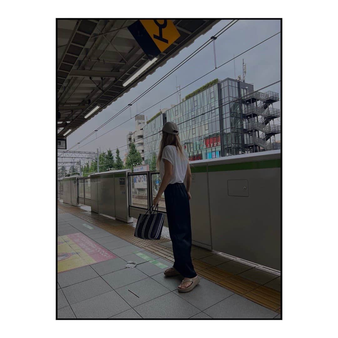 藤田敦子さんのインスタグラム写真 - (藤田敦子Instagram)「ㅤ 足元のゴミに一切気づかなかった…。 視界狭いや、もうちょいちゃんと色々みないとな。 海ではゴミ拾うくせに、都会では気づかないって 情けない次第です🙏 調子乗って「そんなオレ」やし。 そこのお前ゴミ気付け案件🤪  相変わらず毎日のように手に取る @threedots_official のトップス。  夏はほんと暑すぎるからシンプルでいい。 秋冬はコート着るから中は何でもいいか…。 なんて思うと、一年通してほぼ シンプルで何でもない感じがええやん！ となった最近。  #blendaoutfit」7月4日 7時10分 - blenda0305