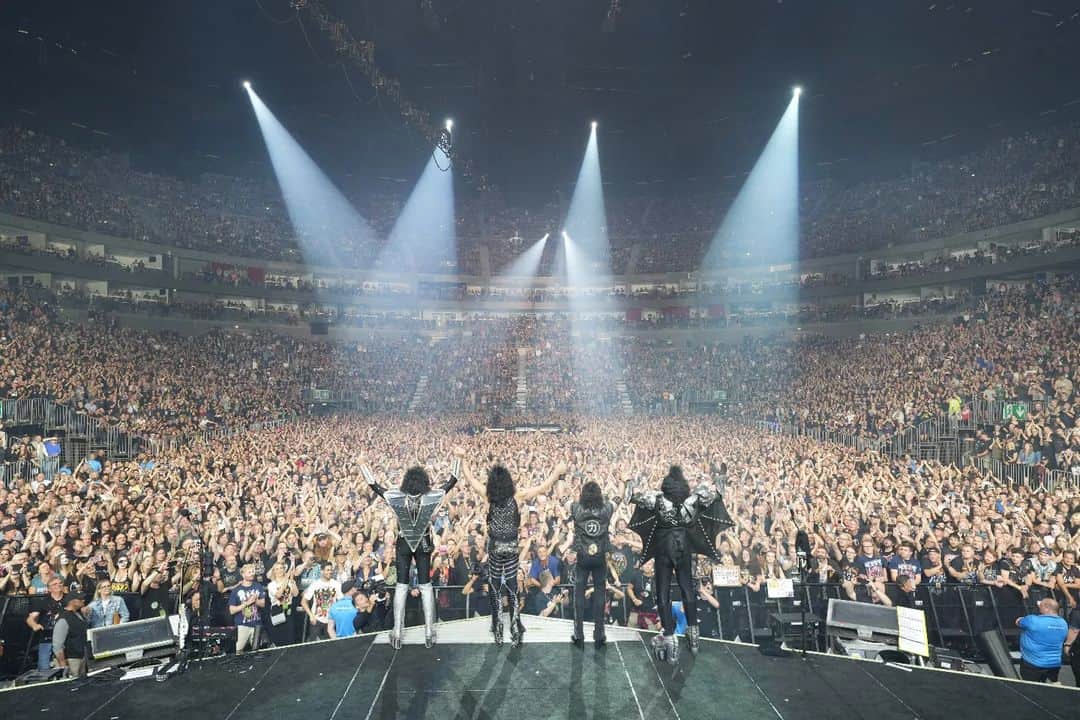 KISSのインスタグラム：「#KISSARMY #Cologne at our final show ever in #Germany. What a night! #EndOfTheRoadTour」