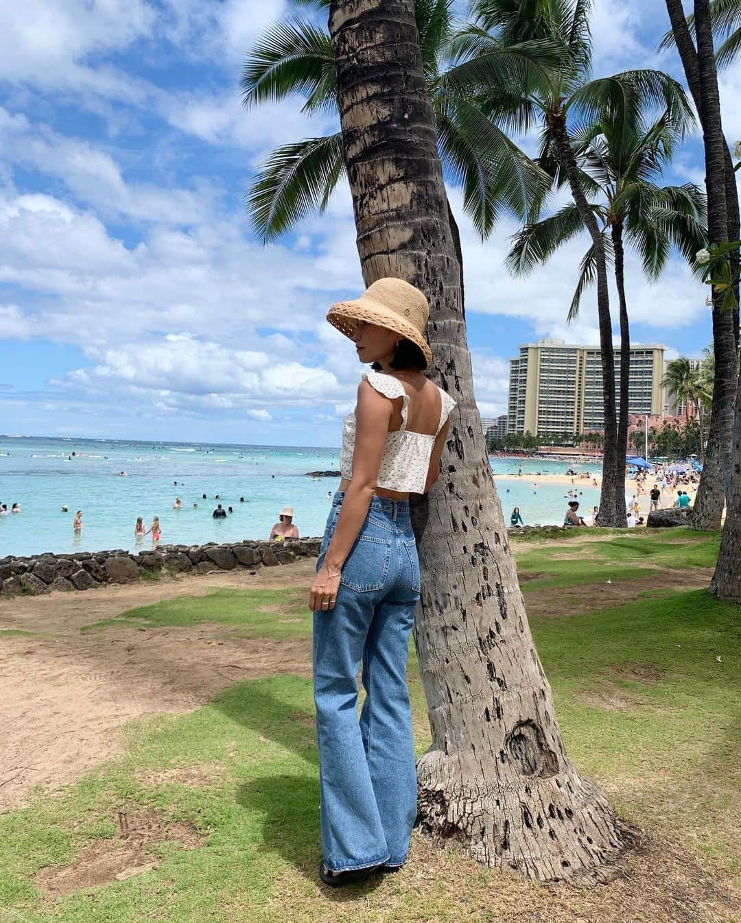 ANNA のインスタグラム：「BLACK BY MOUSSY MATARI Al Makha denim👖🍍  @blackbymoussy_official ハイライズのフレアシルエット、最高に可愛い、かなり気分なデニムに出逢いました❤️❤️❤️  これはこの夏ヘビロテ決定だ〰︎🌵！！  @chiyochiyoo さんありがとうございます🥹✨  #blackbymoussy #matari #ハイウエストデニム #フレアデニム #blkby #マウジーデニム #1歳女の子ママ」