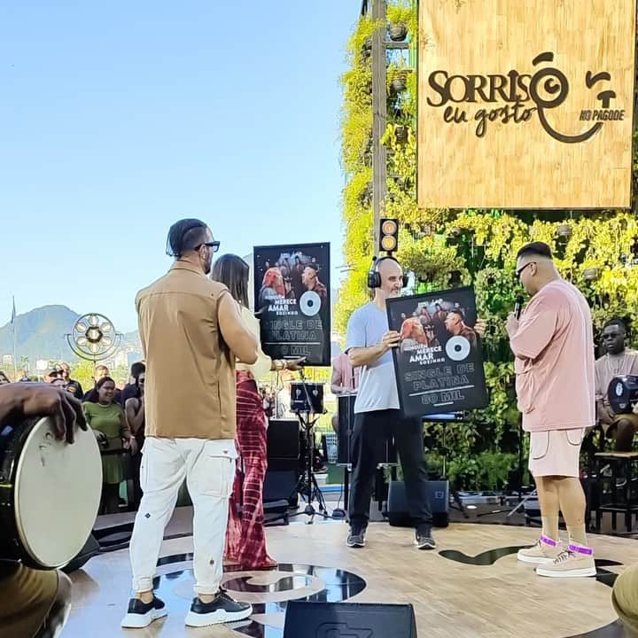 Sorriso Marotoのインスタグラム：「Sorriso Maroto + Ludmilla = alguns corações sofrendo pelo caminho. 😂  #NinguémMereceAmarSozinho é Single de Platina, equivalente a 80.000 unidades do single vendidas.   Ganhamos essa surpresa durante a gravação do Sorriso Eu Gosto - No Pagode, ao lado da Lud e de quebra o @belo ainda participou desse momento.   Podemos dizer, que não teria ninguém melhor pra cantar esse som com a gente.  Valeu demais @ludmilla por ter embarcado nessa. 🙏🏽♥️  Obrigado a cada um de vocês pelos plays, esses números não seriam possíveis sem nossos fãs. Seguimos fazendo 🎶  #ComoAntigamente ⏳」
