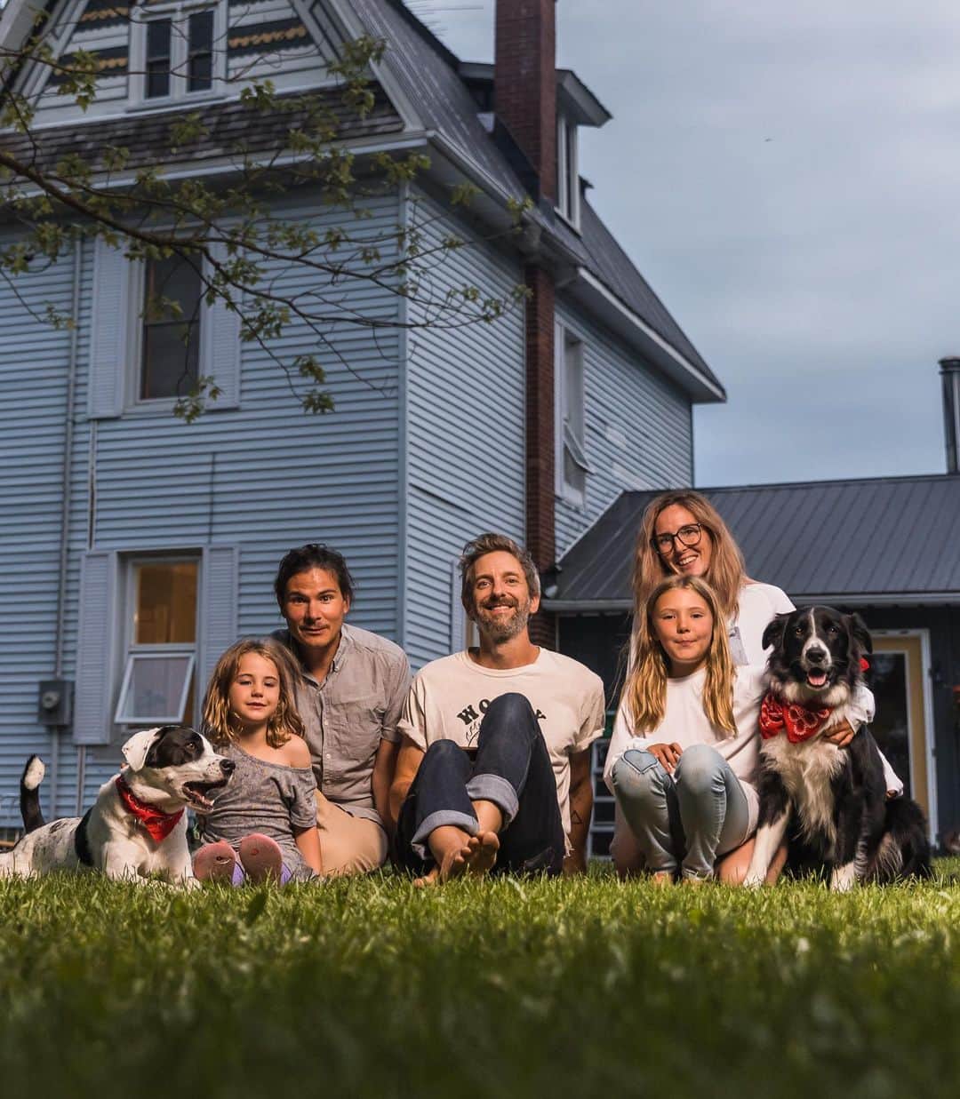 Andrew Knappのインスタグラム：「Meet the Restachios. The family I spent a few months with last summer, and where I was lucky enough to create Let’s Find Yaya & Boo At Home! (Available August 29). I’m lucky to call them my friends.   My gratitude for their help, hospitality, playfulness, and love is on level with the amount of fun I had creating this book with them. Spending that time on their farm is an experience I won’t forget. And having the support of young imaginative minds to create a book made for young minds was truly an invaluable resource. Adam and Jen’s farm was also where I took refuge after Momo left us, so it truly couldn’t have been a more perfect setting.  I had so much fun making this book, and I really hope you have as much fun reading it. I think it shows.  (PS. If you’re passing east of Ottawa, you can stay on their beautiful property near Embrun, they have their tiny home on Airbnb!)」