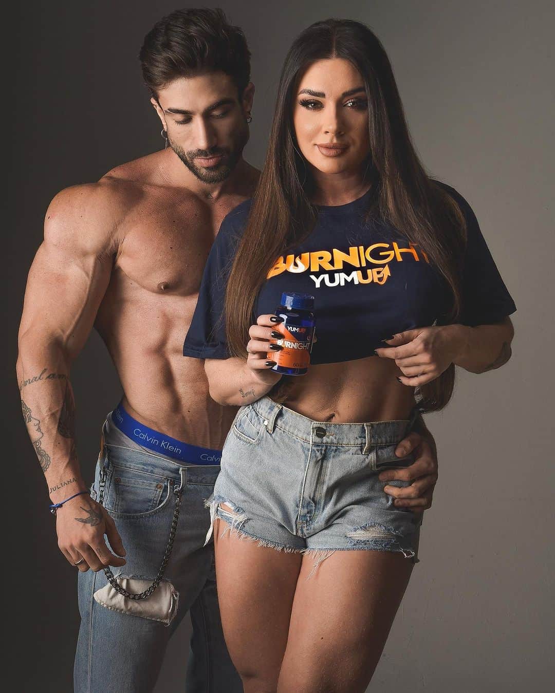 Juliana Salimeniのインスタグラム：「BURNIGHT da @yumupbrasil é o produto mais inovador dos últimos tempos! Ele mantém seu metabolismo queimando gordura 🔥 enquanto você dorme e ainda melhora a qualidade do seu sono!  Quer saber mais? Clica aqui ➡️ @yumupbrasil 💪🏽」