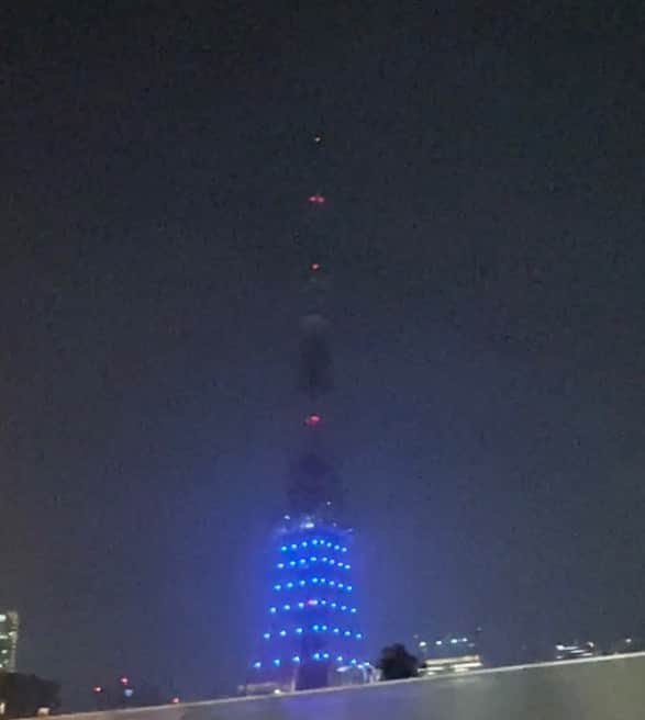 橋本志穂さんのインスタグラム写真 - (橋本志穂Instagram)「昨夜、首都高速走ってたら 「あれ、今夜は東京タワー、点灯してないね」と夫。 「そんなはずない時間だよ」と時計みたらまだ22時前。  ジーっと眺めてたらビルの隙間から出てきた‼️ 下の方だけ、青い点灯の東京タワー🗼 確かに遠くからだと 「タワーの点灯無い！」って見えるよねー  こんな日もあるんだー。 　そして、深夜はすごい雷雨⚡️ 1時半には床に入って 早く寝ようと思ったのに、、、 ぜーんぜん眠れなかったぁ。  #東京タワー」7月4日 7時21分 - shihohashimoto3