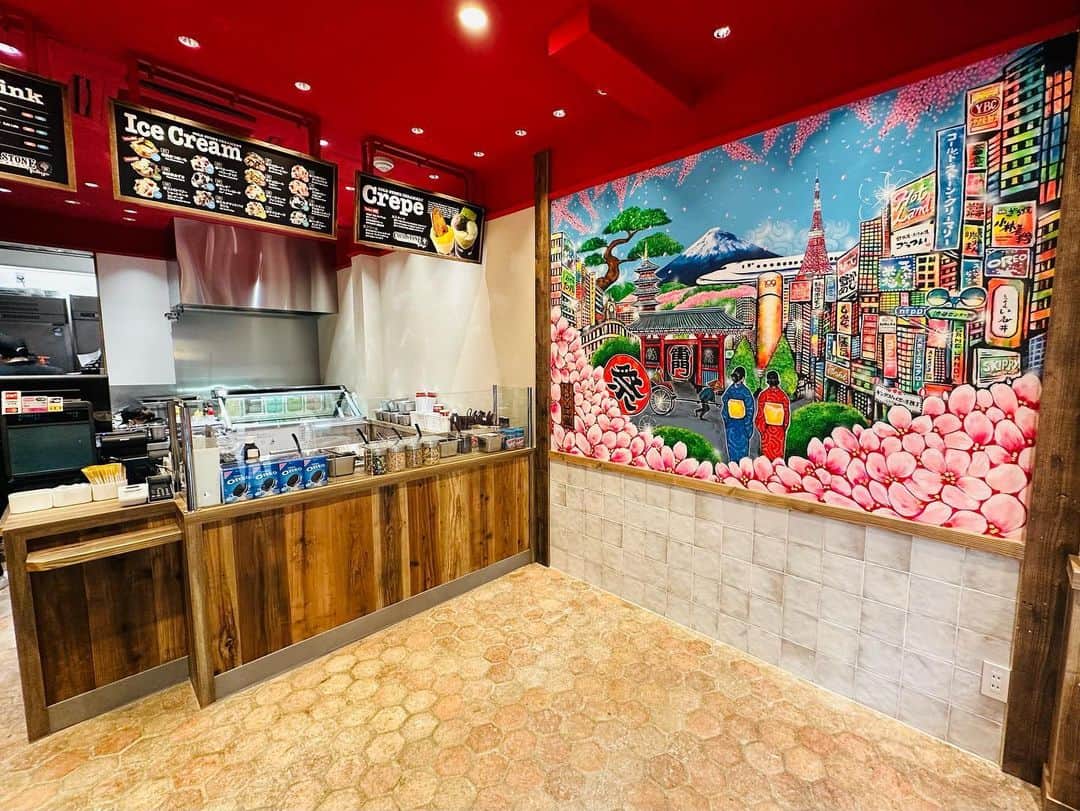 のインスタグラム：「. 原宿店の店内はこんな感じです😳🌸  コンパクトな都市型店舗には、定番のクリエーションアイスクリームに加え、お持ち帰り・食べ歩きしやすいクレープなどの商品もご用意しております！！！  📍東京都渋谷区神宮前6-6-6　原宿TSビル1F 🚃千代田線・副都心線「明治神宮前〈原宿〉駅」出入り口4・5・6から徒歩3分  #コールドストーン #コールドストーン原宿店 #原宿スイーツ #原宿 #harajuku #アイスクリーム #クレープ #coldstone #coldstonecreamery #スイーツ好きな人と繋がりたい #アイス好きな人と繋がりたい #アイス部」