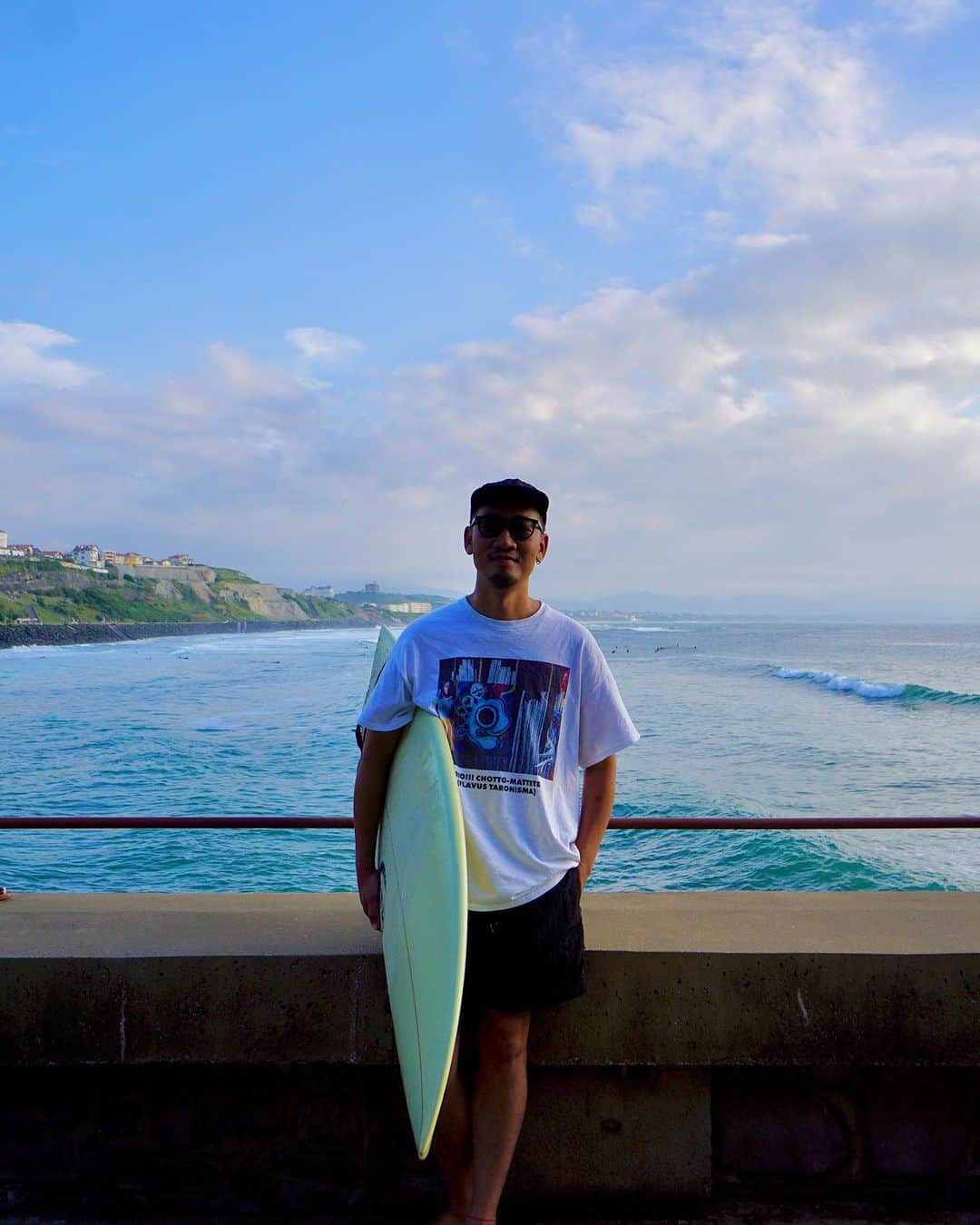 小堺大輔のインスタグラム：「. Biarritz  ずっと来たかった街の一つ。 夏のハイシーズンだし当然1番良いシーズンなんだろうけど、  にしても良すぎる。  波も人も街も食も洒落感も 全てが好みな街。 LAのあの感じとニースのあの感じを足して2で割った感じ？ そしてカルチャーがしっかりしてる。  世界は広いなぁ〜。 世界中いろんな所へ行ってきたけど、この歳になって住みたいと思うほど気にいる街にまた出会いました。  まぁ今日良い波に乗れただけかもしれないけどね笑  カッコいい奴多すぎ。 可愛い子多すぎ。 若いやつからお婆ちゃんまでイケてる人が多いのも大きな魅力の１つ。  明日でここも最後だなぁ。 朝波乗りしてボルドーに移動します。  ありがとう。 ビアリッツ！大好き！  #Biarritz #surf」