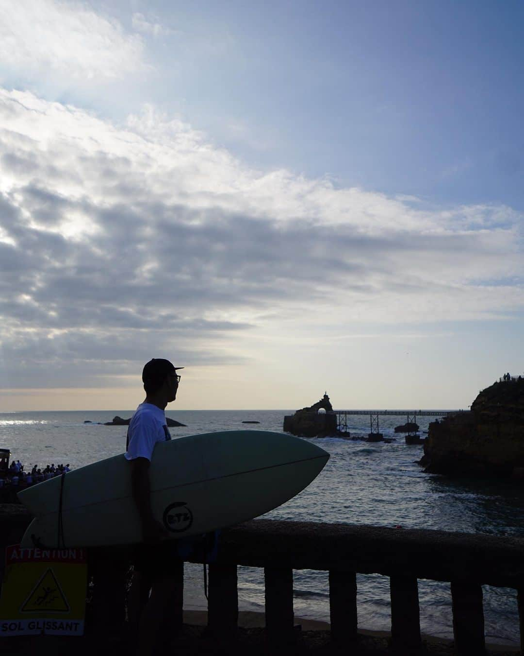 小堺大輔さんのインスタグラム写真 - (小堺大輔Instagram)「. Biarritz  ずっと来たかった街の一つ。 夏のハイシーズンだし当然1番良いシーズンなんだろうけど、  にしても良すぎる。  波も人も街も食も洒落感も 全てが好みな街。 LAのあの感じとニースのあの感じを足して2で割った感じ？ そしてカルチャーがしっかりしてる。  世界は広いなぁ〜。 世界中いろんな所へ行ってきたけど、この歳になって住みたいと思うほど気にいる街にまた出会いました。  まぁ今日良い波に乗れただけかもしれないけどね笑  カッコいい奴多すぎ。 可愛い子多すぎ。 若いやつからお婆ちゃんまでイケてる人が多いのも大きな魅力の１つ。  明日でここも最後だなぁ。 朝波乗りしてボルドーに移動します。  ありがとう。 ビアリッツ！大好き！  #Biarritz #surf」7月4日 7時44分 - daisuke_kosakai