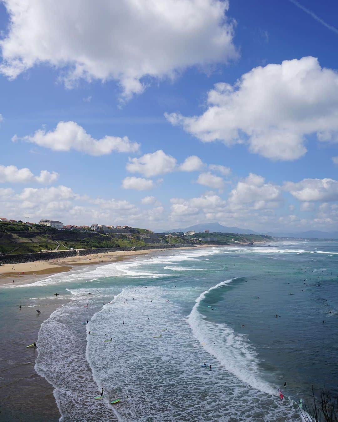 小堺大輔さんのインスタグラム写真 - (小堺大輔Instagram)「. Biarritz  ずっと来たかった街の一つ。 夏のハイシーズンだし当然1番良いシーズンなんだろうけど、  にしても良すぎる。  波も人も街も食も洒落感も 全てが好みな街。 LAのあの感じとニースのあの感じを足して2で割った感じ？ そしてカルチャーがしっかりしてる。  世界は広いなぁ〜。 世界中いろんな所へ行ってきたけど、この歳になって住みたいと思うほど気にいる街にまた出会いました。  まぁ今日良い波に乗れただけかもしれないけどね笑  カッコいい奴多すぎ。 可愛い子多すぎ。 若いやつからお婆ちゃんまでイケてる人が多いのも大きな魅力の１つ。  明日でここも最後だなぁ。 朝波乗りしてボルドーに移動します。  ありがとう。 ビアリッツ！大好き！  #Biarritz #surf」7月4日 7時44分 - daisuke_kosakai