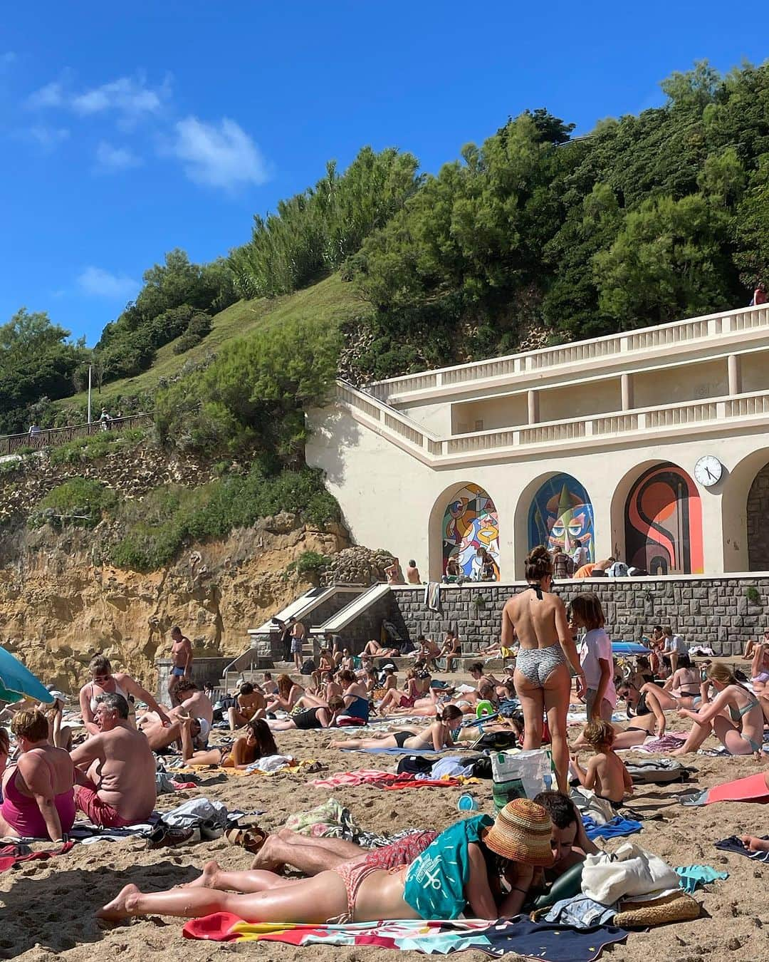 小堺大輔さんのインスタグラム写真 - (小堺大輔Instagram)「. Biarritz  ずっと来たかった街の一つ。 夏のハイシーズンだし当然1番良いシーズンなんだろうけど、  にしても良すぎる。  波も人も街も食も洒落感も 全てが好みな街。 LAのあの感じとニースのあの感じを足して2で割った感じ？ そしてカルチャーがしっかりしてる。  世界は広いなぁ〜。 世界中いろんな所へ行ってきたけど、この歳になって住みたいと思うほど気にいる街にまた出会いました。  まぁ今日良い波に乗れただけかもしれないけどね笑  カッコいい奴多すぎ。 可愛い子多すぎ。 若いやつからお婆ちゃんまでイケてる人が多いのも大きな魅力の１つ。  明日でここも最後だなぁ。 朝波乗りしてボルドーに移動します。  ありがとう。 ビアリッツ！大好き！  #Biarritz #surf」7月4日 7時44分 - daisuke_kosakai